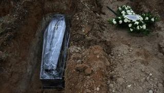 مراسم دفن مريض بفيروس كورونا