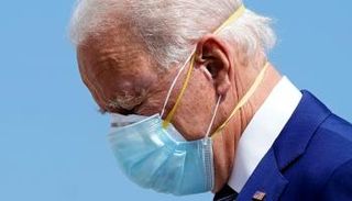الرئيس الأمريكي جو بايدن مرتدياً كمامتين