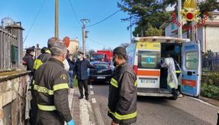 رجال الدفاع المدني في موقع الحادث