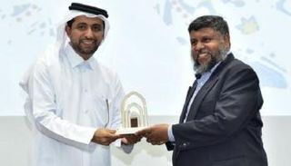 البروفيسور طالب يتلقى جائزة من جامعة قطر