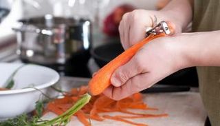 خبراء ينصحون بتقشير الجزر المخزن لفترة طويلة قبل تناوله