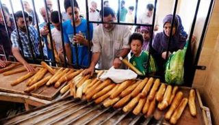 ليبيون أمام أحد المخابز (أرشيفية)