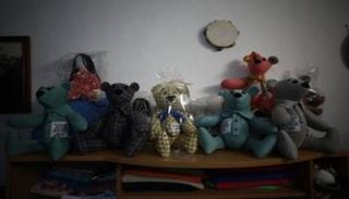 دمى من ملابس متوفين بكورونا 