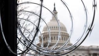 الكونجرس الأمريكي خلف الأسلاك الشائكة - رويترز