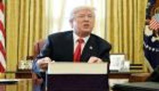 أزمة في التأريخ الأمريكي.. ترامب "لا يحب" الورق