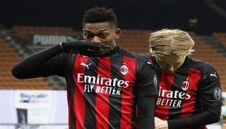 فريق ميلان يسعى للهروب من جاره الإنتر