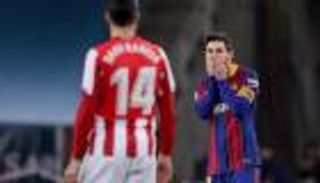 طرد ميسي يهدده بغياب طويل عن برشلونة