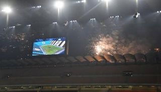 الألعاب النارية فوق ملعب 