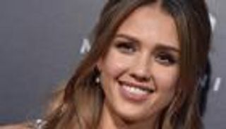 بكاميرا تجسس.. جيسيكا ألبا تراقب أبناءها