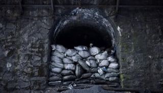 أكياس من الفحم مكدسة في منجم موشنجيان المغلق غرب بكين