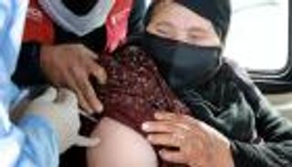 لاجئو سوريا في الأردن يتلقون تطعيم كورونا.. "هدية من السماء"