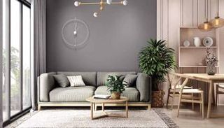 الأثاث الخشبي يتألق بألوان فاتحة وطبيعية 