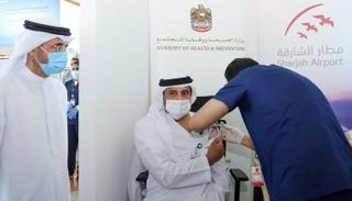 تقديم إحدى جرعات لقاح كورونا في الإمارات