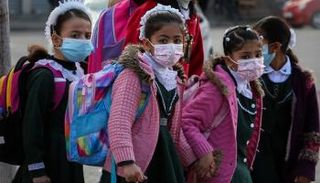 تلميذات يرتدين كمامات في فلسطين