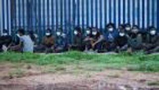 بالصور.. عشرات المهاجرين يتسلقون سياجا ارتفاعه 6 أمتار لدخول إسبانيا