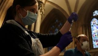 حملة التطعيم ضد فيروس كورونا في بريطانيا