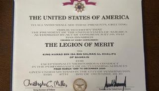 مستشار ملك البحرين ينشر وسام الاستحقاق على حسابه تويتر