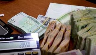 أوراق نقدية من فئة الخمسين دينارًا في أحد مصارف ليبيا. (أرشيفية)