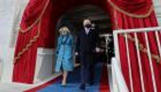 بالصور.. بايدن وزوجته يصلان إلى منصة التنصيب
