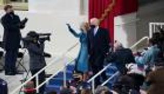 بايدن ونائبته يغادران منصة الكابيتول بعد انتهاء مراسم تنصيبهما