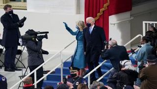 بايدن يغادر المنصة