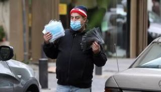 بائع كمامات في لبنان