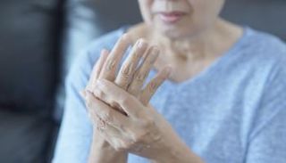 شخص يعاني من الروماتويد