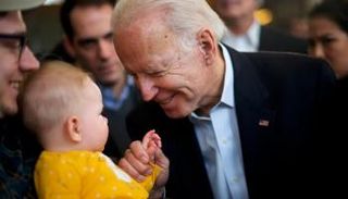 بايدن يستعد بعدد من القرارات لمصلحة الأطفال