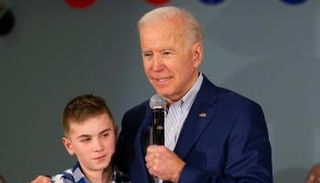 بايدن مع أحد الأطفال المتلعثمين في مؤتمر انتخابي