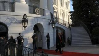  ترامب وقرينته خلال مغادرة البيت الأبيض 