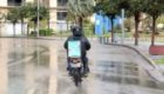 شريان حياة خلال عزل كورونا في لبنان.. الدراجة النارية