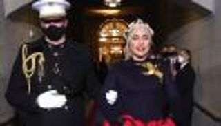 بالصور.. فستان ليدي جاجا يخطف أضواء تنصيب بايدن بـ"حمامة سلام"