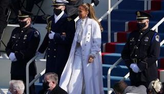 جنيفر لوبيز متوجهة إلى المنصة خلال حفل تنصيب بايدن