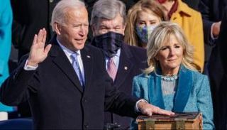 الرئيس الأمريكي جو بايدن وزوجته