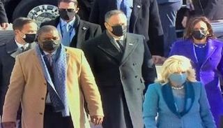 الضابط يوجين جودمان  برفقة كامالا هاريس والسيدة الأولى