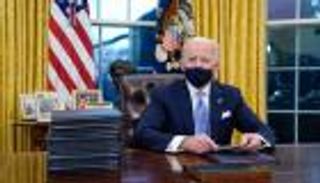 بايدن يوقع 15 أمرا تنفيذيا.. أحدها يرتبط بدول إسلامية