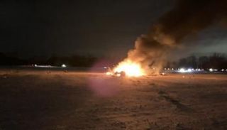 النيران تشتعل في طائرة التدريب الأمريكية بعد هبوطها