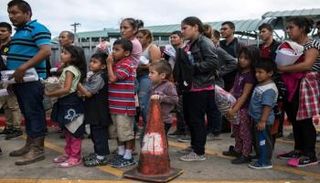 مهاجرون يحلمون بدخول الأراضي الأمريكية- أرشيفية