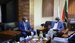 وزير الري السوداني خلال لقائه السفير الكونغولي بالخرطوم