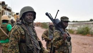 قوات من الجيش الصومالي تمشط إحدى القرى- أرشيفية