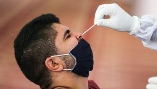 شخص يخضع لاختبار فيروس كورونا 