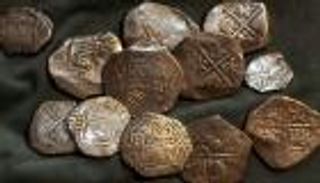 مجهول يعيد 200 قطعة أثرية ندم على سرقتها 