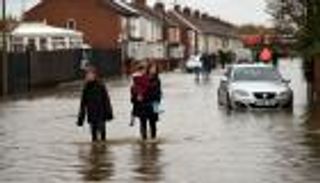 إنقاذ "لقاح كورونا" من فيضانات شديدة في بريطانيا