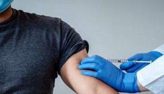 رجل يتلقى لقاح كورونا