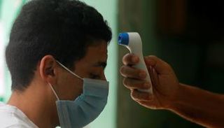 طالب مصري يجري قياسا لدرجة الحرارة