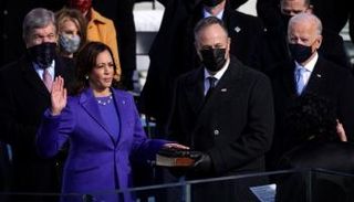 كامالا هاريس أثناء حلف اليمين 