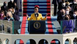 أماندا جورمان تلقي قصيدة في حفل تنصيب بايدن