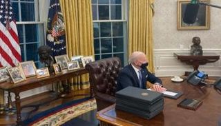 بايدن يوقع القرار بالبيت الأبيض
