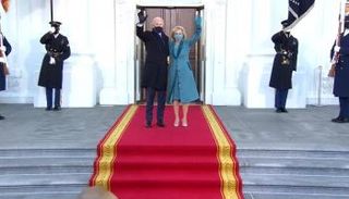 بايدن وزوجته بعد وصولهما البيت الأبيض