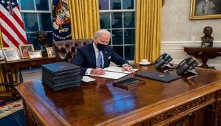 بايدن خلال توقيعه الأوامر التنفيذية في البيت الأبيض